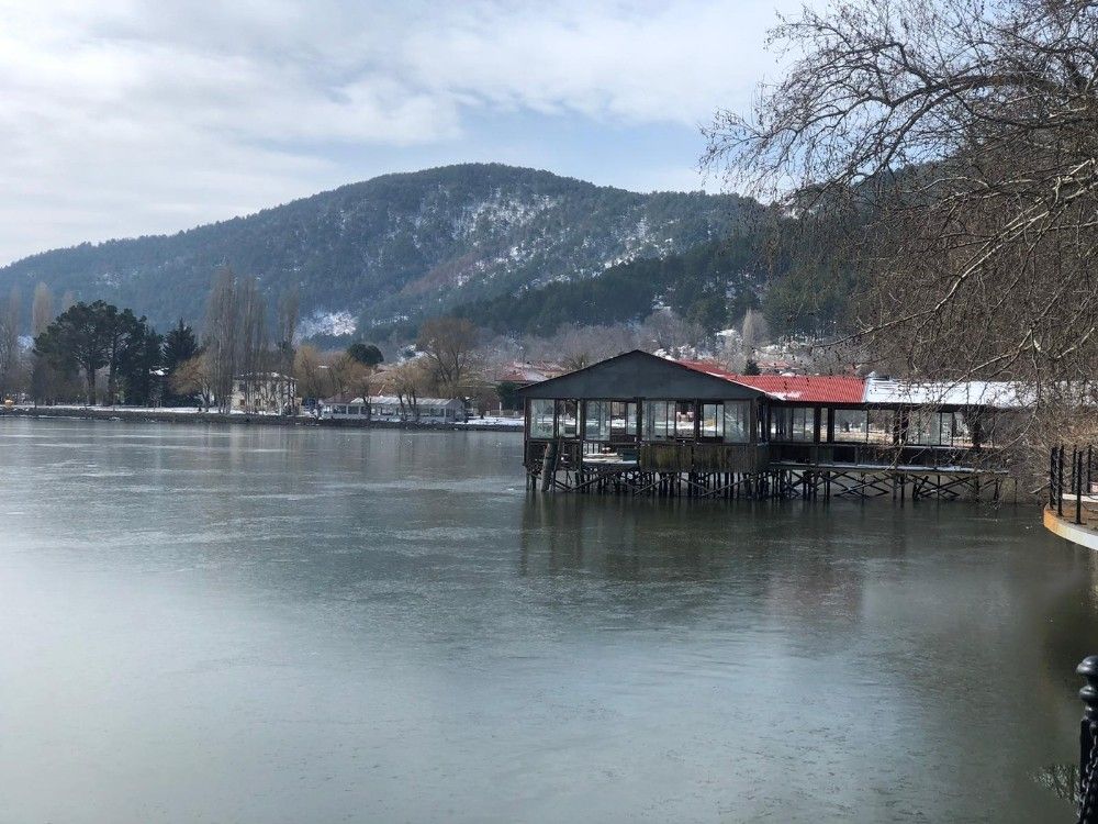 İzmir'deki soğuk hava Gölcük Gölü'nü dondurdu