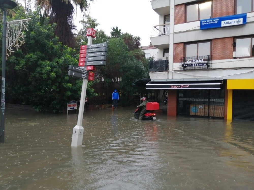 İzmir'i vuran sel felaketiyle esnaf ve vatandaş çaresiz kaldı