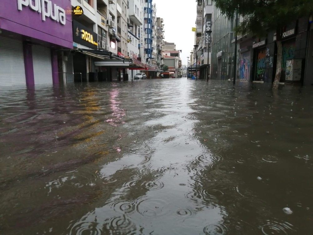 İzmir'i vuran sel felaketiyle esnaf ve vatandaş çaresiz kaldı
