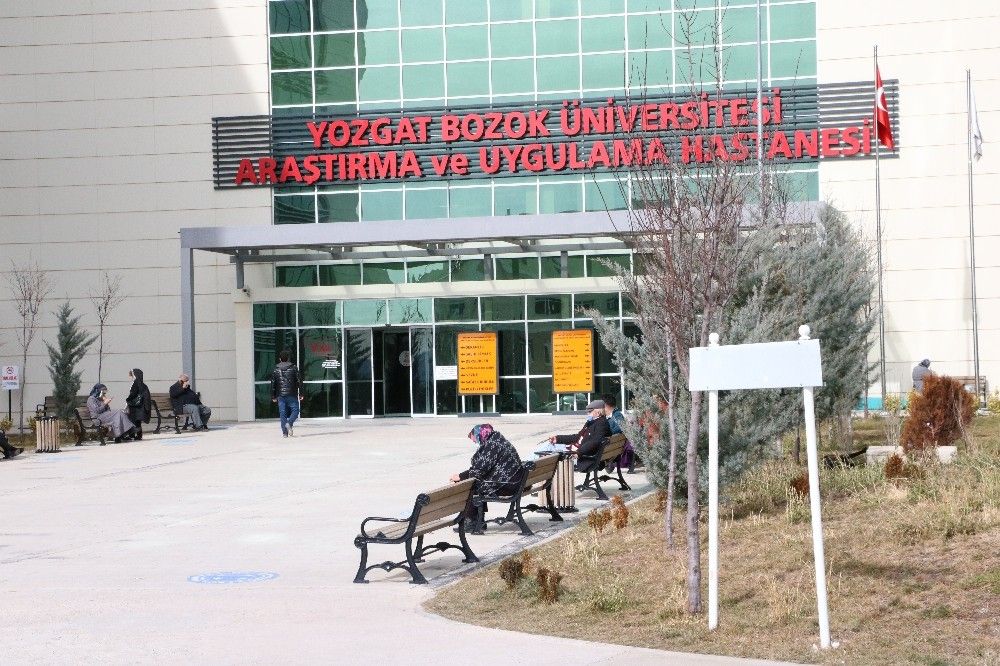Kadın doktorun ayak bileğini kırdı