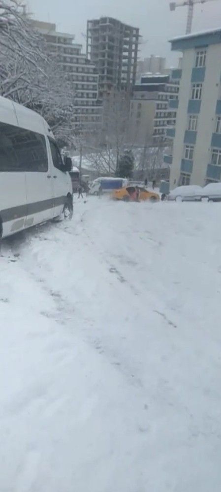 Kağıthane'de bir yolcu karda kayan taksiden böyle atladı
