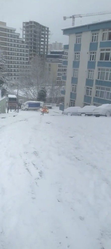 Kağıthane'de bir yolcu karda kayan taksiden böyle atladı