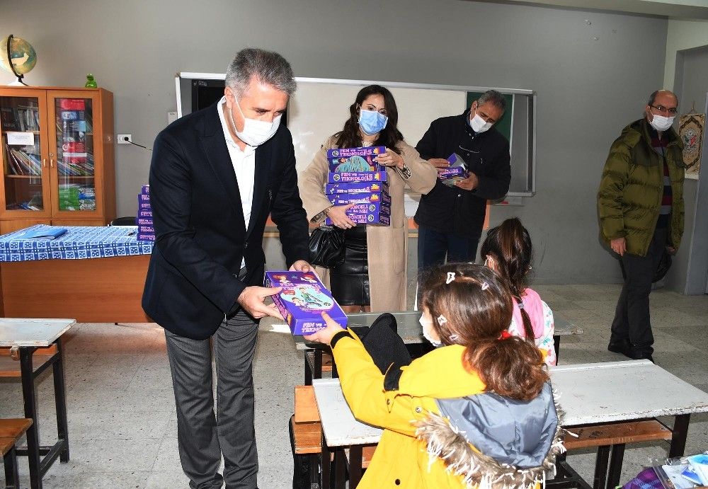 Kuşadası Belediyesi eğitim seti dağıttı