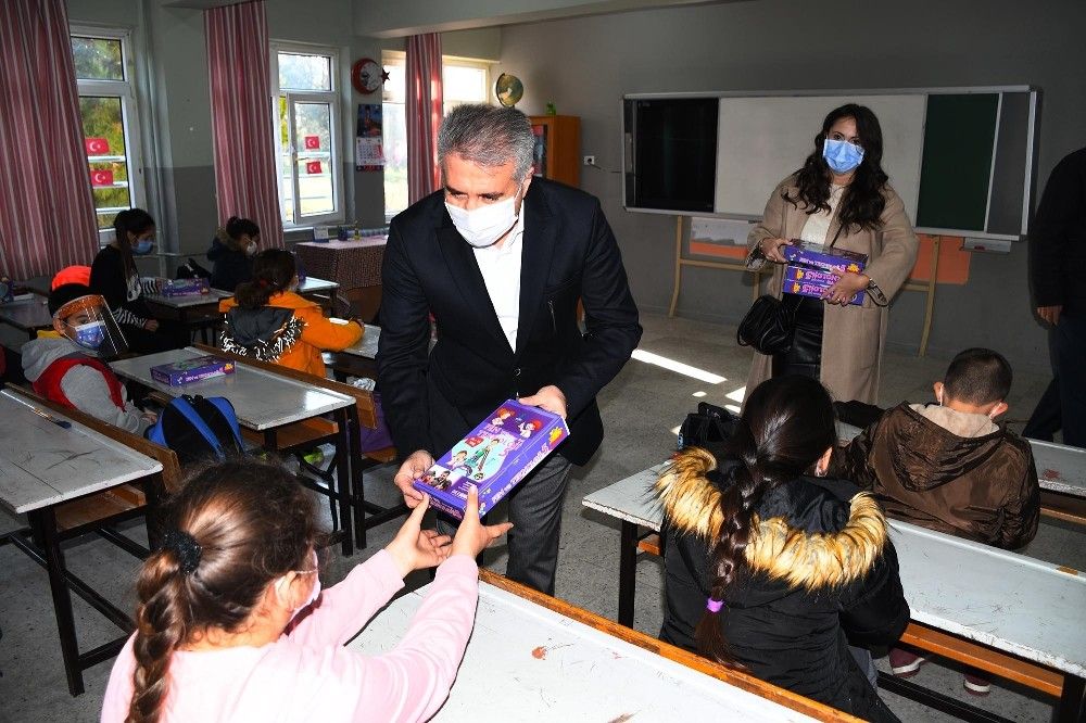 Kuşadası Belediyesi eğitim seti dağıttı