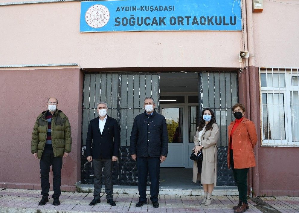 Kuşadası Belediyesi eğitim seti dağıttı