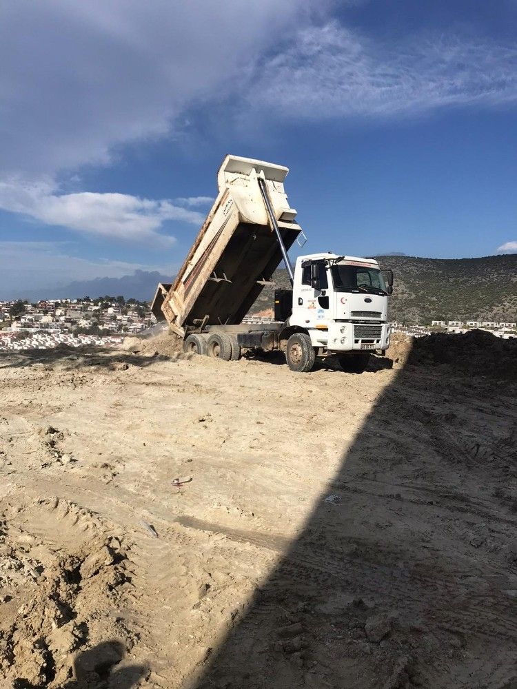 Kuşadası Belediyesi'nden kaçak moloz dökenlerle mücadele