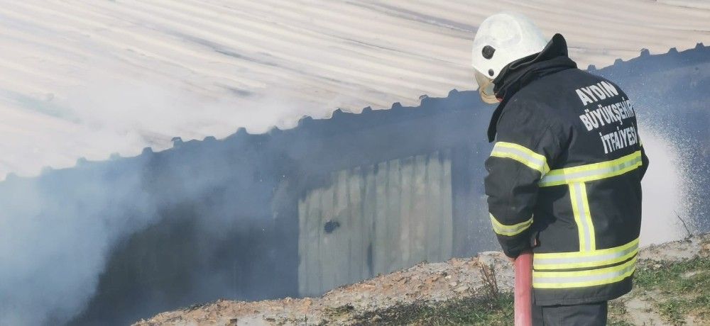 Kuşadası'nda inşaat konteynerleri alev alev yandı