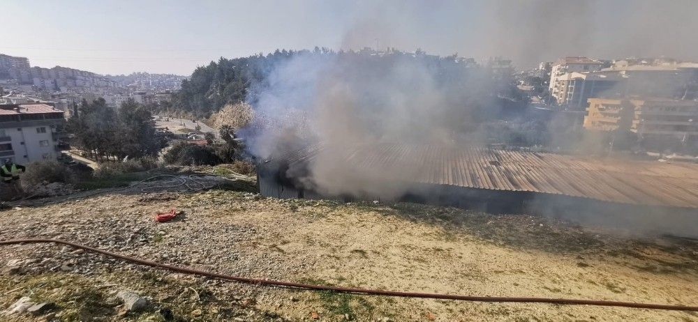 Kuşadası'nda inşaat konteynerleri alev alev yandı