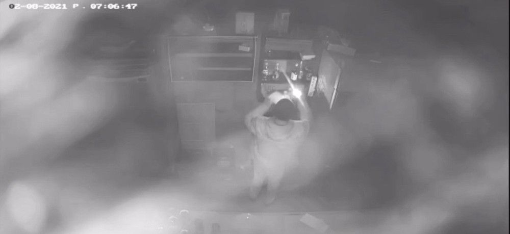 Manisa'da hırsızlık anı kamerada