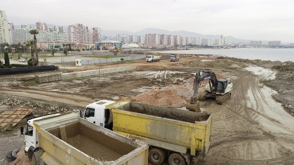 Mavişehir'de denizin içine set çekiliyor