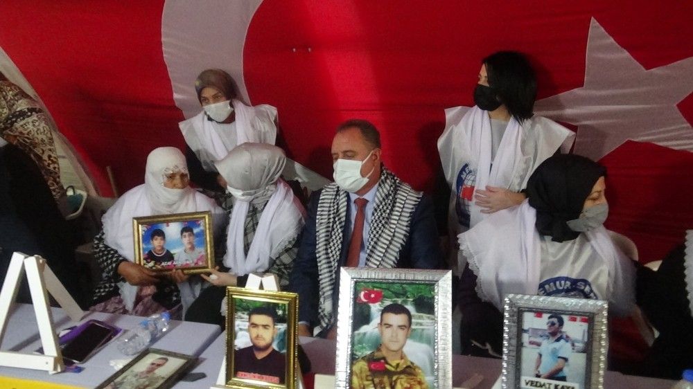 Memur-Sen heyeti HDP önündeki ailelerin çığlığına ortak oldu