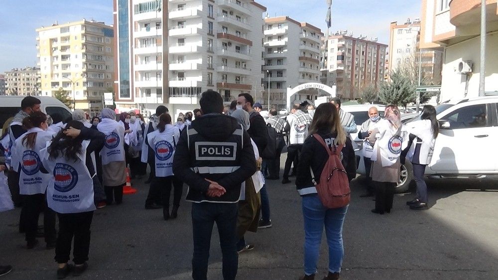Memur-Sen heyeti HDP önündeki ailelerin çığlığına ortak oldu