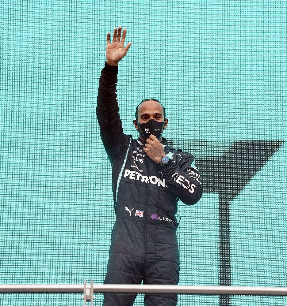 Mercedes, Hamilton ile yeni sözleşme imzaladı