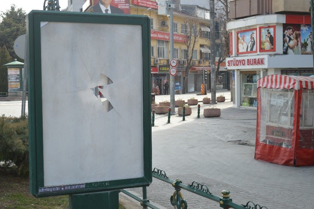 MHP'li kesimden HDP afişi bulunan billboarda saldırı
