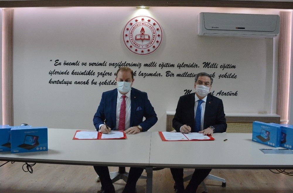 Milli eğitime klavyeli tablet desteği