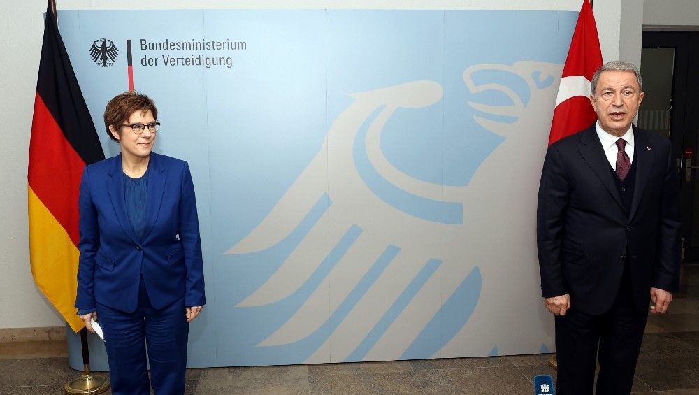 Milli Savunma Bakanı Akar, mevkidaşı Karrenbauer ile görüştü
