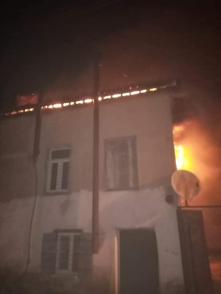 Ödemiş'te 2 ev yanarak kül oldu, iki aile kış gününde evsiz kaldı