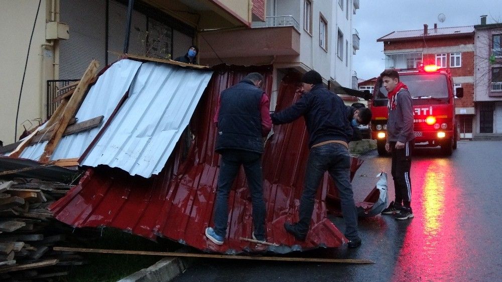 Ordu'da fırtına çatıları uçurdu