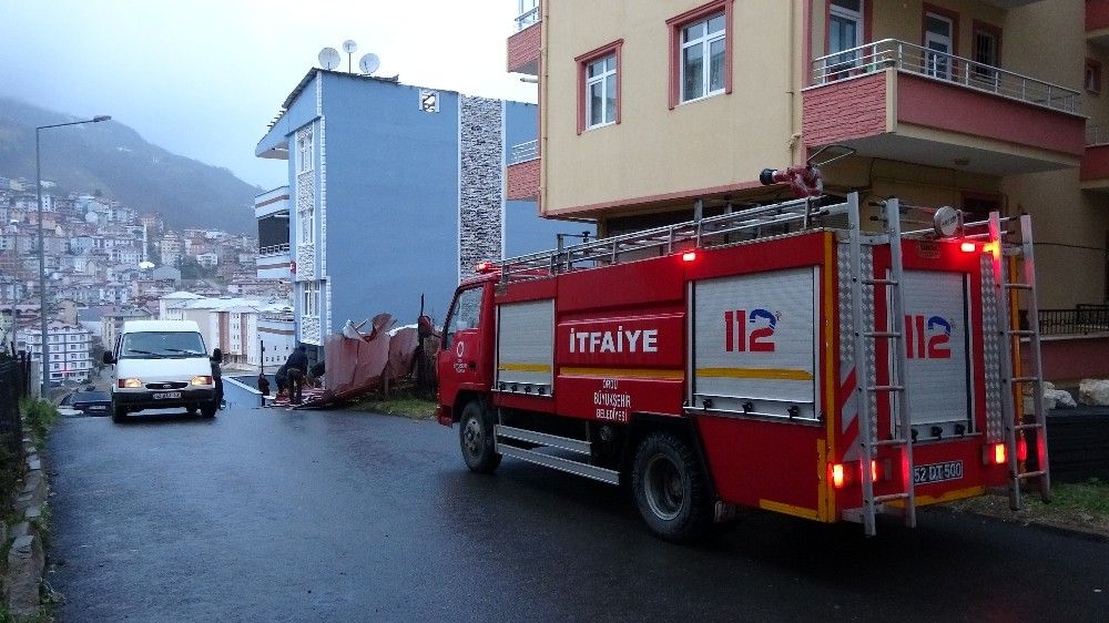 Ordu'da fırtına çatıları uçurdu
