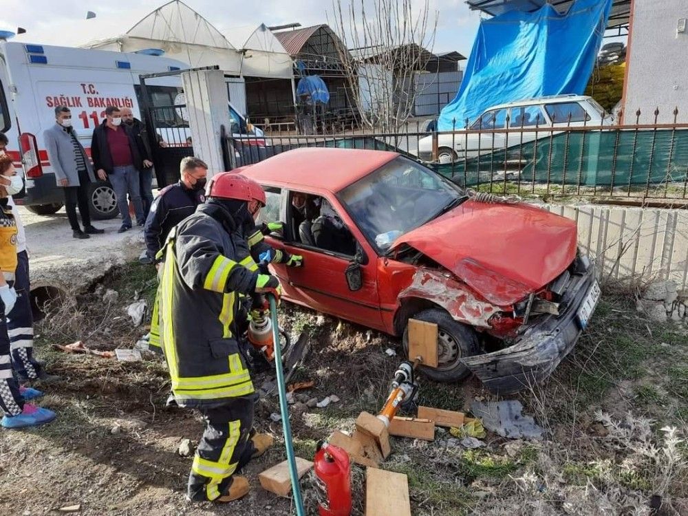 Otomobilde sıkışan 2 kişiyi İtfaiye ekipleri kurtardı