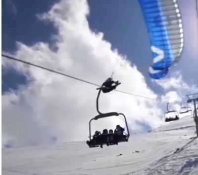 Paraşütçünün telesiyeje takıldığı anlar kamerada