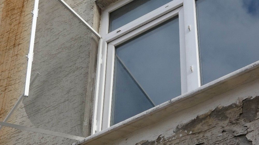 Pencereden düşen çocuğu ölümden çamaşır ipi kurtardı