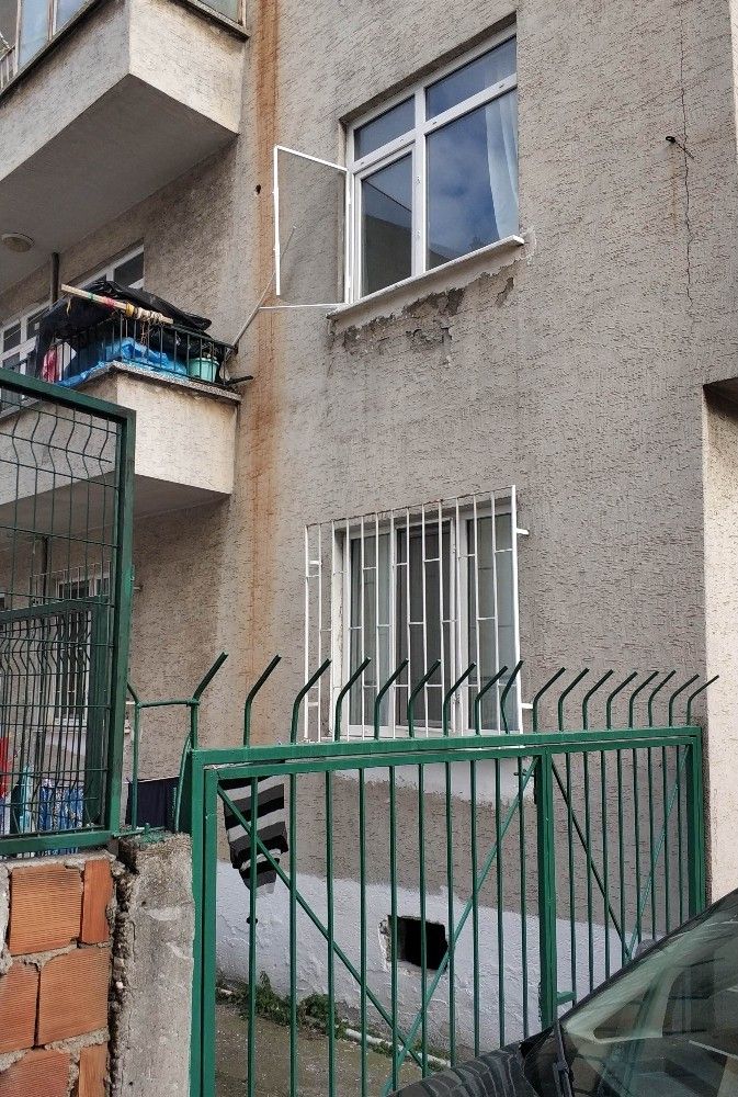 Pencereden düşen çocuğu ölümden çamaşır ipi kurtardı