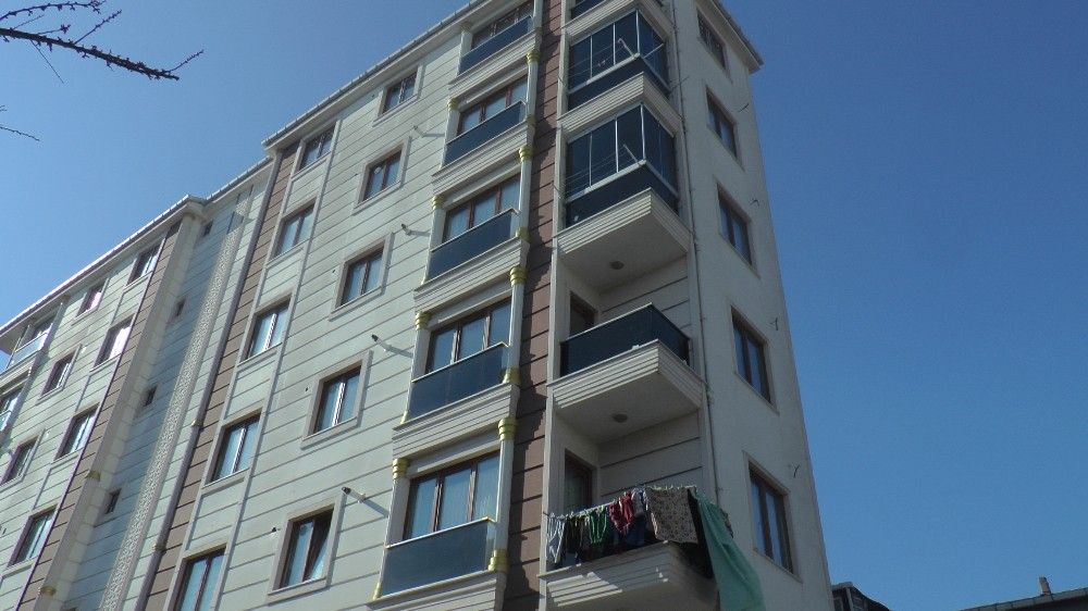 Pendik'te 16 yaşındaki genç kız kendisini silah ile vurdu