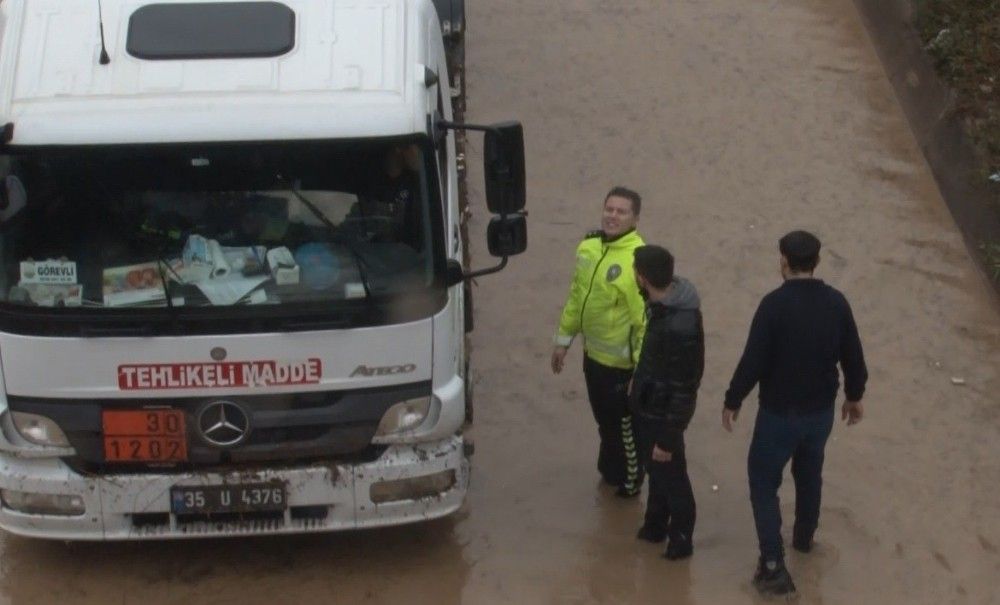 Polis beline kadar suya girdi