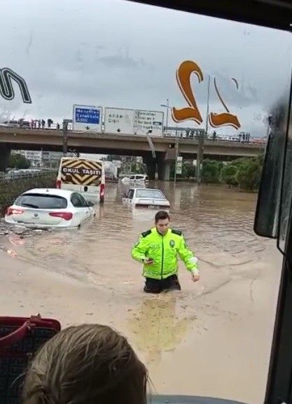 Polis beline kadar suya girdi