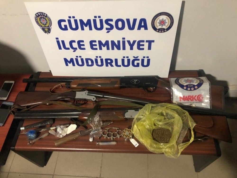 Polisin dikkati cephaneliği ortaya çıkardı