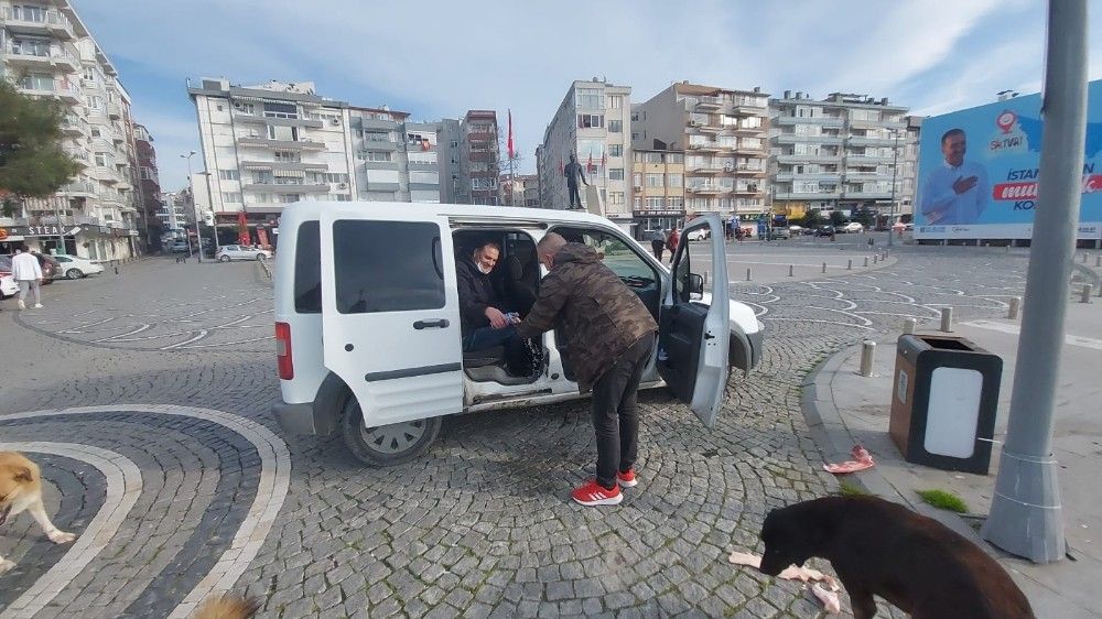 Polisler kısıtlamada sokak hayvanlarını besledi