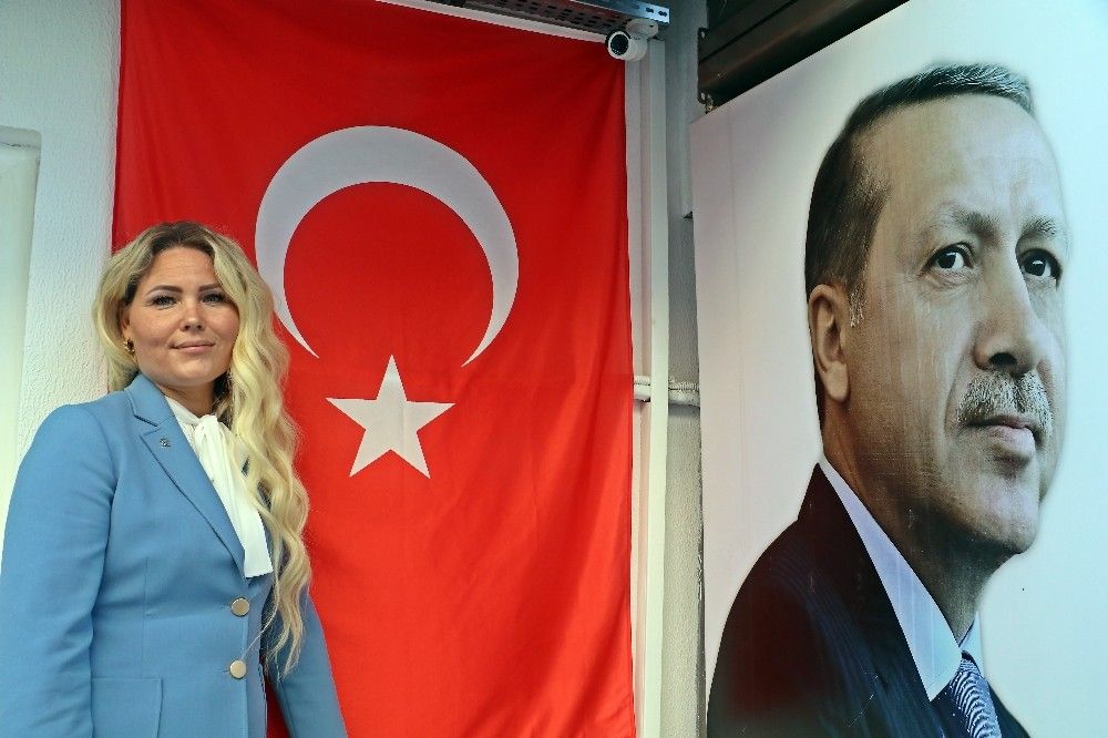 Rus gelin, AK Parti'de Halkla İlişkiler Başkanı oldu
