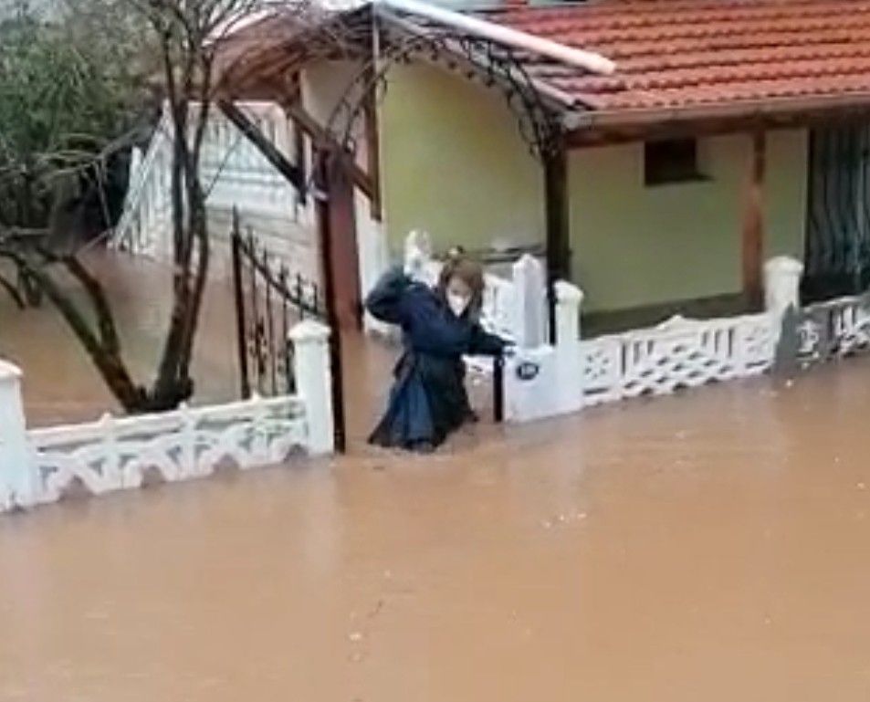 Sağlık çalışanı hastaya müdahale için beline kadar suya girdi