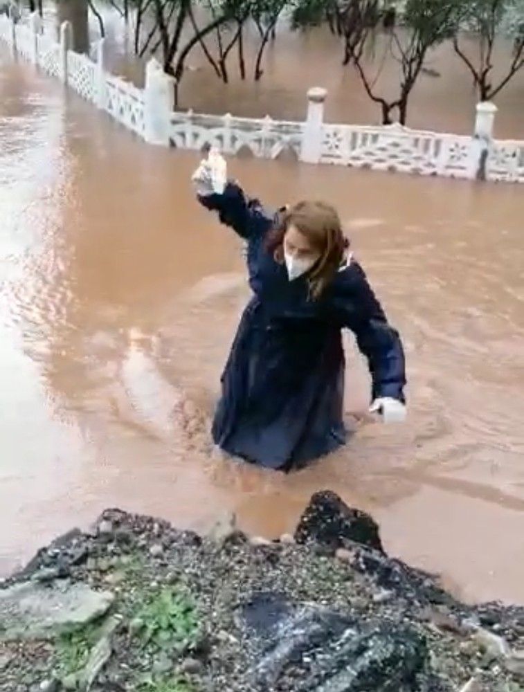Sağlık çalışanı hastaya müdahale için beline kadar suya girdi
