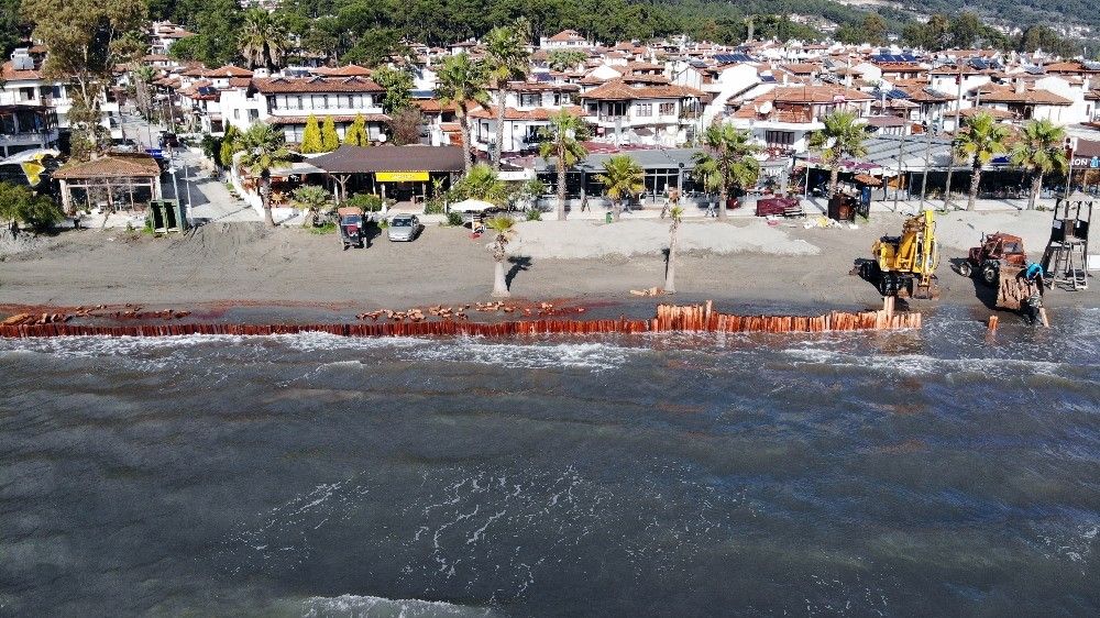 Sahil kumları gitmesin diye set kurdular