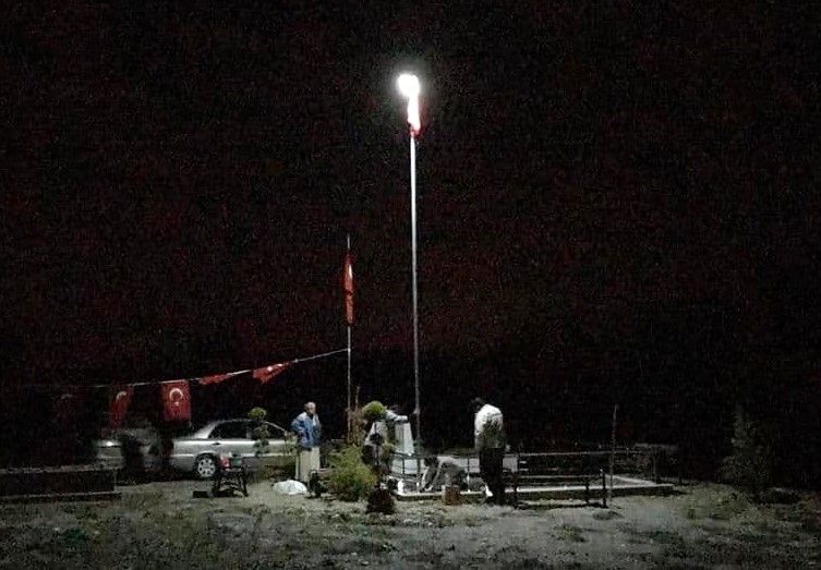 Şehidin babası istedi, oğlunun kabri aydınlatıldı