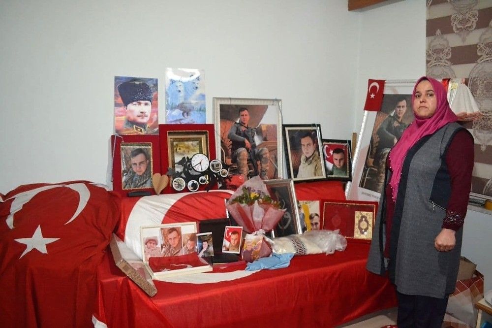 Şehidin babası istedi, oğlunun kabri aydınlatıldı