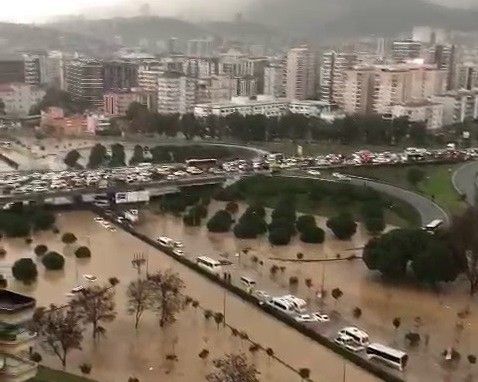 Sel sularına teslim olan kavşakta dünden eser yok