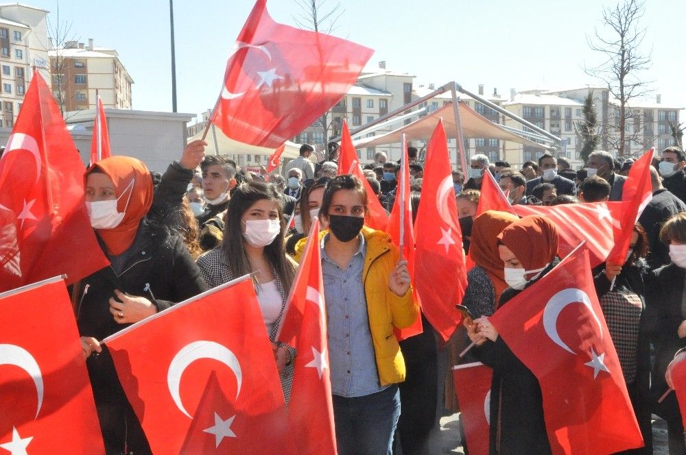 Şırnak kırmızı beyaza büründü, vatandaşlar teröre karşı yürüdü