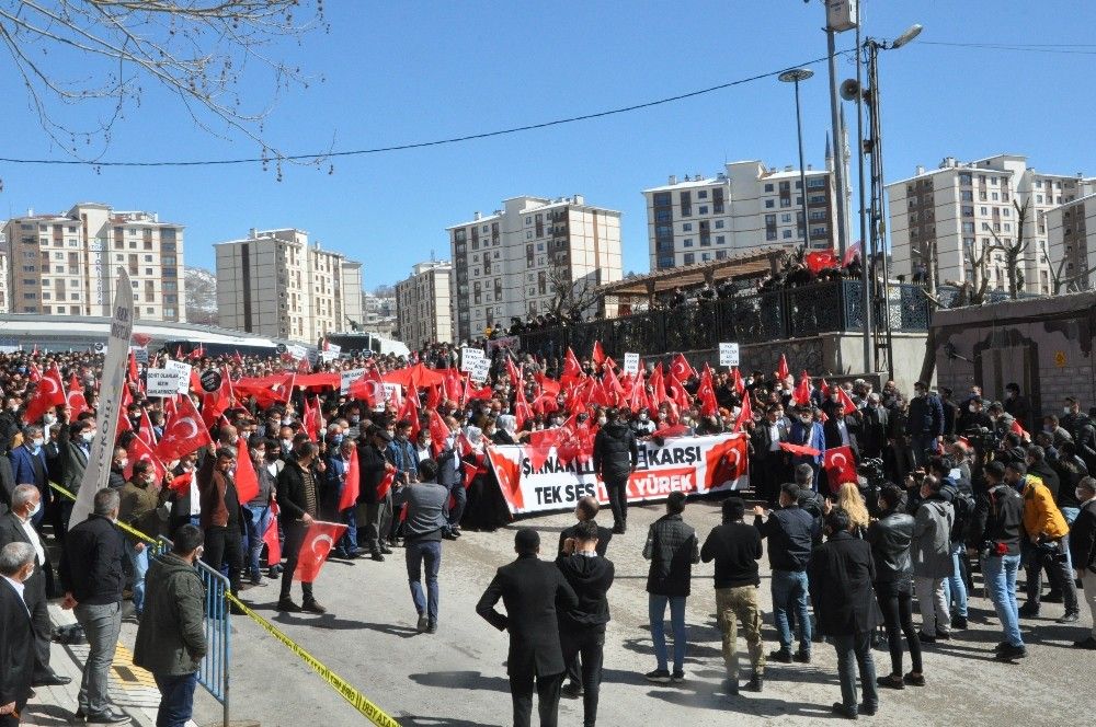 Şırnak kırmızı beyaza büründü, vatandaşlar teröre karşı yürüdü