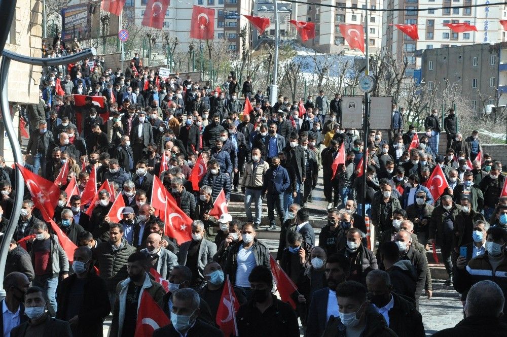 Şırnak kırmızı beyaza büründü, vatandaşlar teröre karşı yürüdü