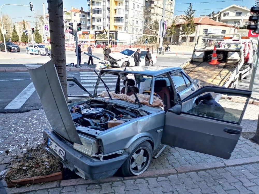Sokağa çıkma kısıtlamasında feci kaza: 3 yaralı