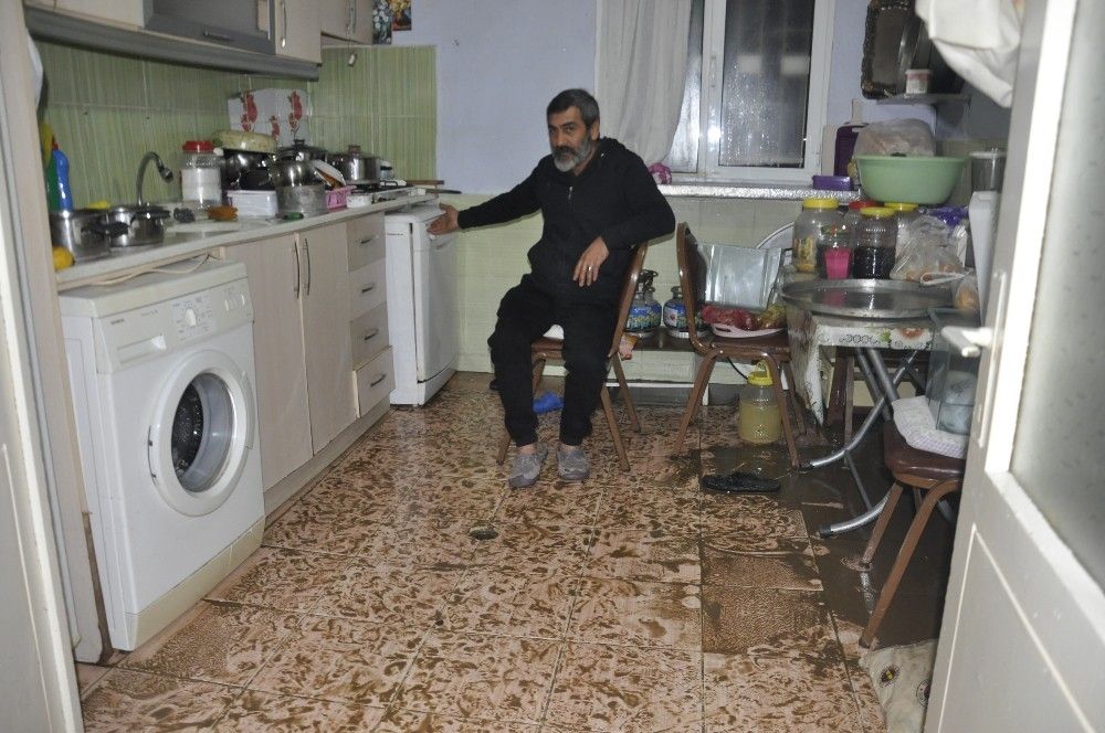 Taşan dere suları, evi savaş alanına çevirdi