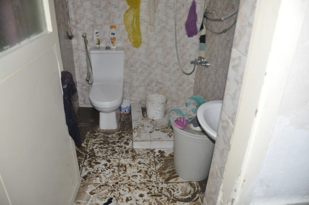Taşan dere suları, evi savaş alanına çevirdi