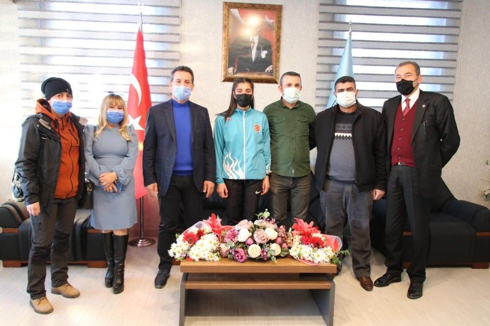 Türkiye rekortmeni İnce, çiçeklerle karşılandı