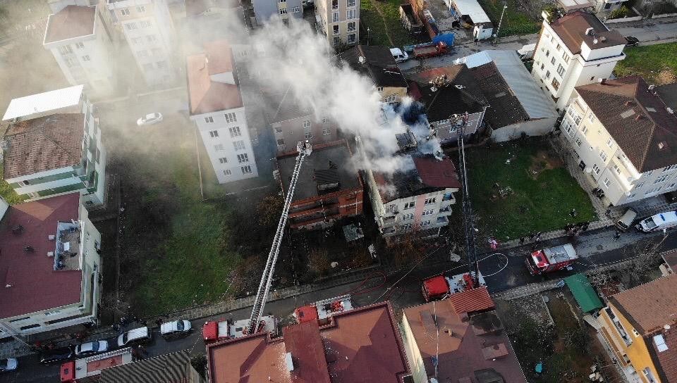Ümraniye'de alev alev yanan çatıda can pazarı