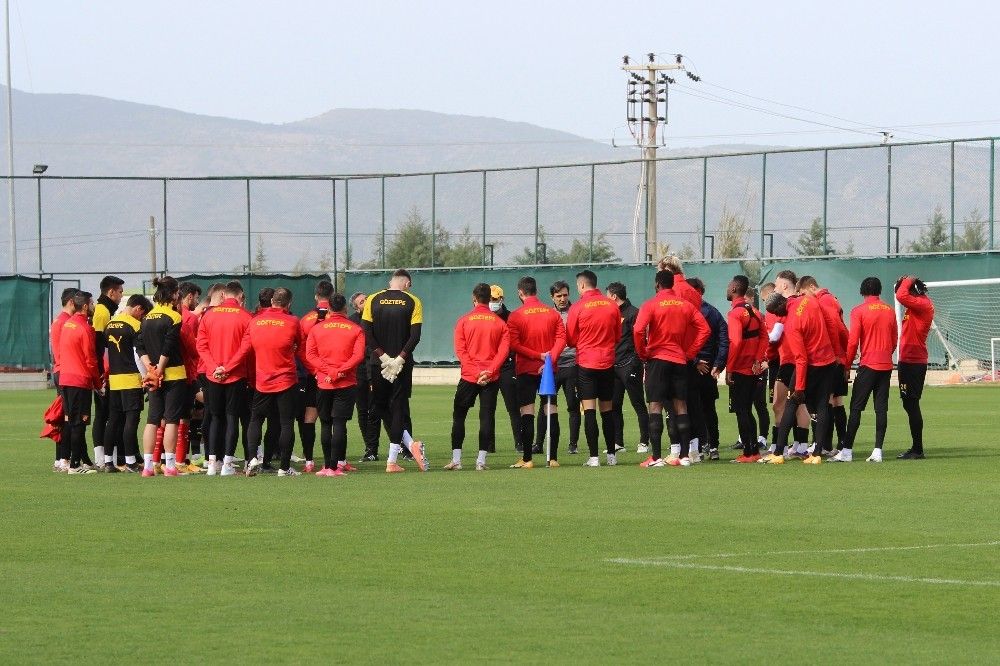 Ünal Karaman: "Ayak oyunu bilmeyiz, ayak topunu iyi biliriz"