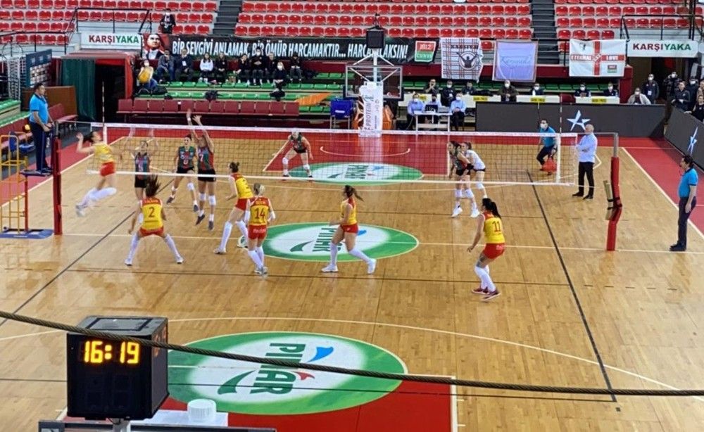 Voleybolda İzmir derbisi Karşıyaka'nın