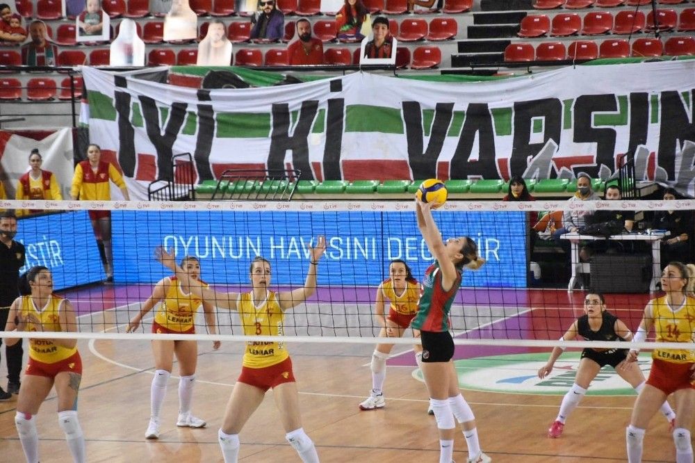 Voleybolda İzmir derbisi Karşıyaka'nın